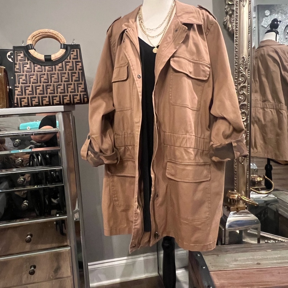 This jacket is made like a shacket the inside has camouflage design sleeves roll - Picture 10 of 16